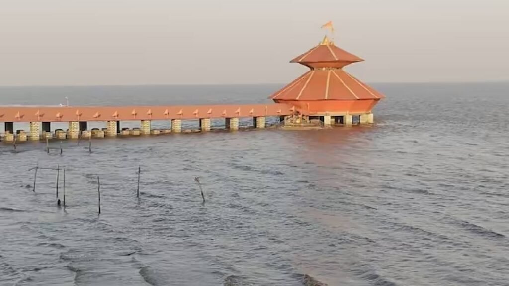 भगवान भोलेनाथ का अनोखा मंदिर, दिन में होता है दो बार गायब, खुद समुद्र करता है भोलेनाथ का जलाभिषेक!