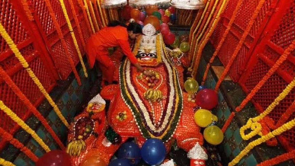 विश्व के एकलौते लेटे हुए हनुमान जी का मंदिर! माँ गंगा खुद नहलाती हैं हनुमान जी की प्रतिमा को!