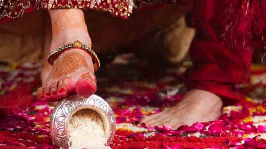 नई बहू को घर में प्रवेश करवाते वक्त रखे इन बातों का विशेष ध्यान ! नई बहू को घर में प्रवेश करवाते वक्त रखे इन बातों का विशेष ध्यान !