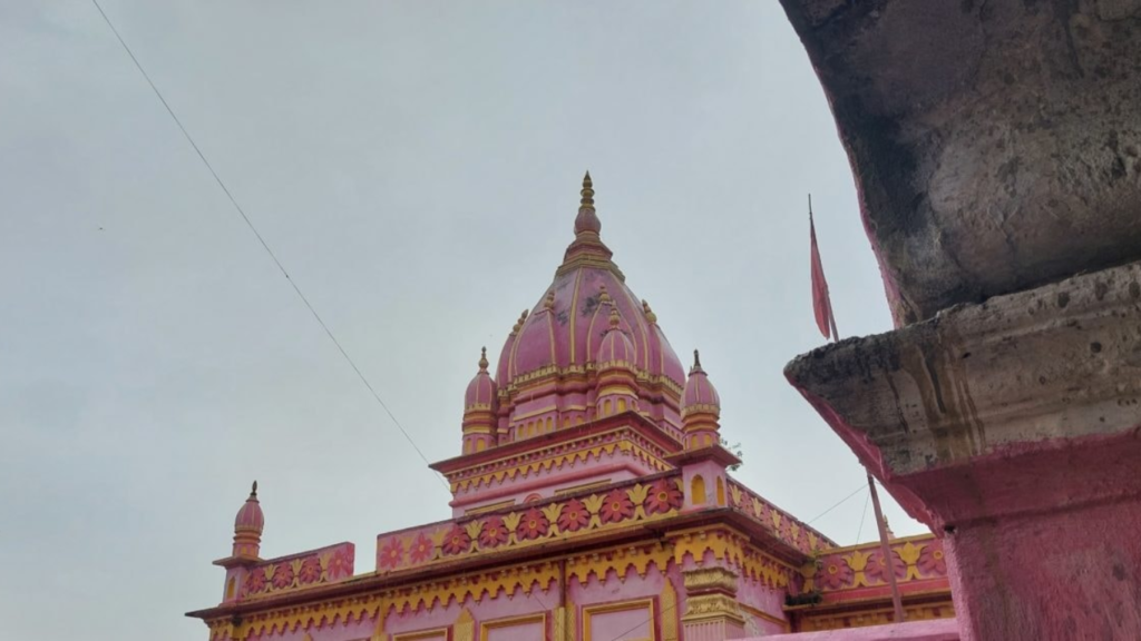 एक ऐसा मठ, जहाँ राधा-कृष्ण के साथ गुरू ग्रंथ साहिब को भी जाता है पूजा! एक ऐसा मठ, जहाँ राधा-कृष्ण के साथ गुरू ग्रंथ साहिब को भी जाता है पूजा!