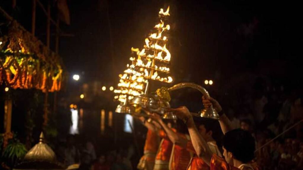 जानिए बाबा विश्वनाथ की ख़ास आरती की विशेषता, खुद काशीवासी करते हैं उनकी आरती!