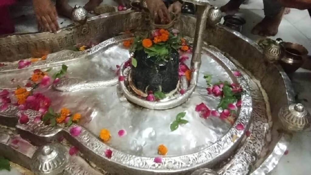 रामायण काल से जुड़ा है लखनऊ का कोनेश्वर महादेव मंदिर, यहां शिवलिंग खुद बदलती है अपना स्थान!