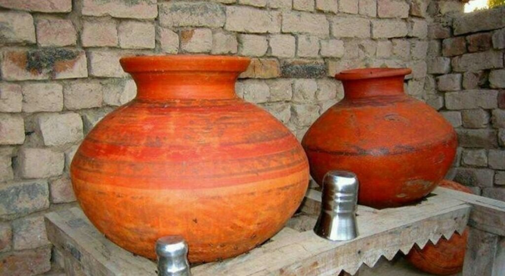 वास्तु शास्त्र के हिसाब से इस जगह रखें पानी से भरा मिट्टी का घड़ा! वास्तु शास्त्र के हिसाब से इस जगह रखें पानी से भरा मिट्टी का घड़ा!
