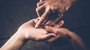 हाथ पर शंख योग होता है काफी शुभ, किस्मत के काफी धनी होते है ऐसे लोग