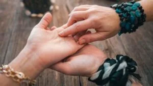 हथेली की इन रेखाओं से पता चलते है बीमारी के लक्षण!