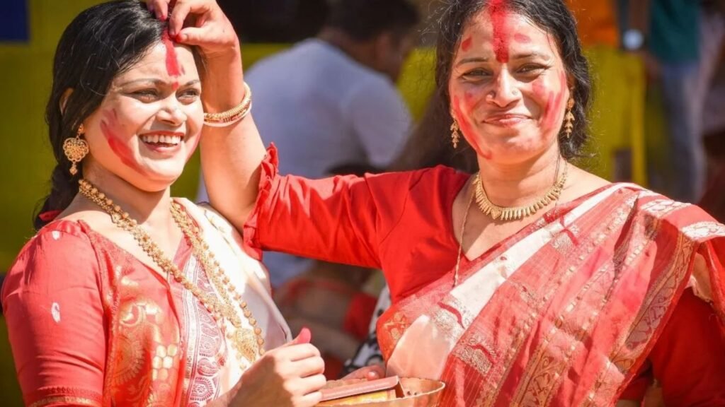 नवरात्रि के दौरान क्यों होती है ‘सिंदूर खेला’ की रस्म! नवरात्रि के दौरान क्यों होती है ‘सिंदूर खेला’ की रस्म!