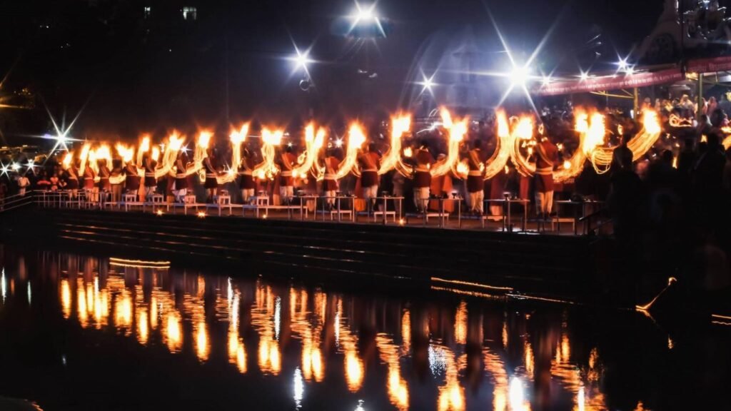 मनमोह लेती है ऋषिकेश की त्रिवेणी आरती!