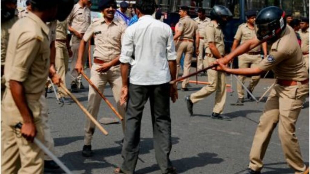 Sapne mei Police Dekhna: सपने में पुलिस दिखना किस बात की ओर करता है इशारा? Sapne mei Police Dekhna: सपने में पुलिस दिखना किस बात की ओर करता है इशारा?