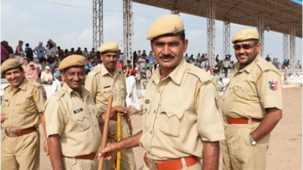 Sapne mei Police Dekhna: सपने में पुलिस दिखना किस बात की ओर करता है इशारा? Sapne mei Police Dekhna: सपने में पुलिस दिखना किस बात की ओर करता है इशारा?