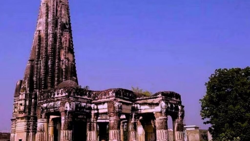 पाकिस्तान में आज़ादी के 72 साल बाद वापिस खुला ये मंदिर, बना लोगों के आकर्षण का केंद्र!