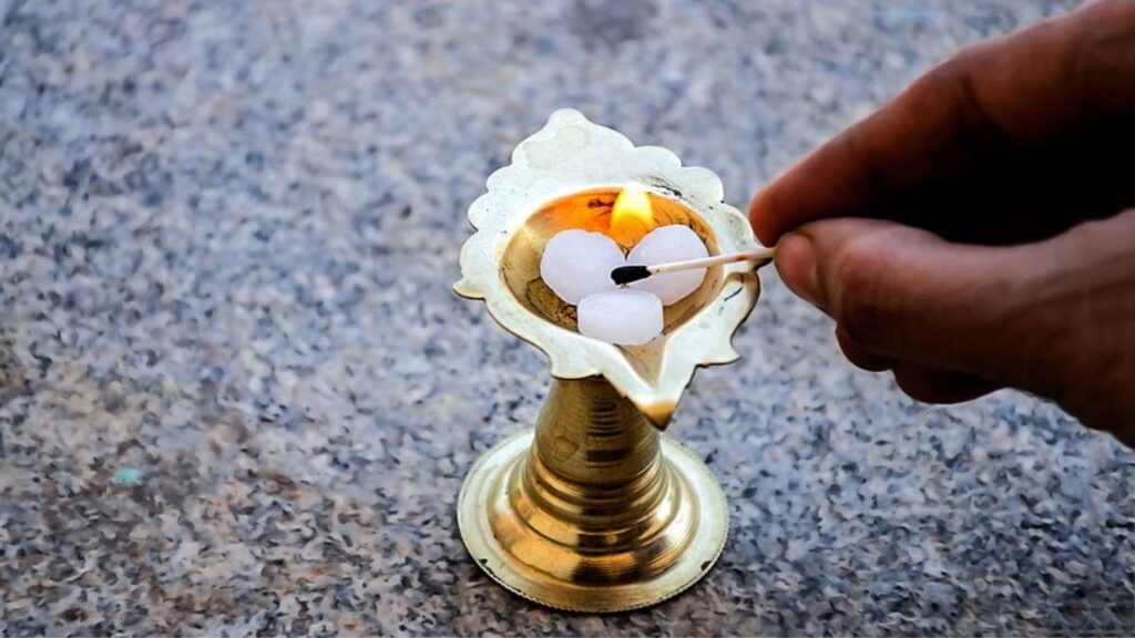 घर में सुख-समृद्धि बढ़ाता है कपूर का ये उपाय